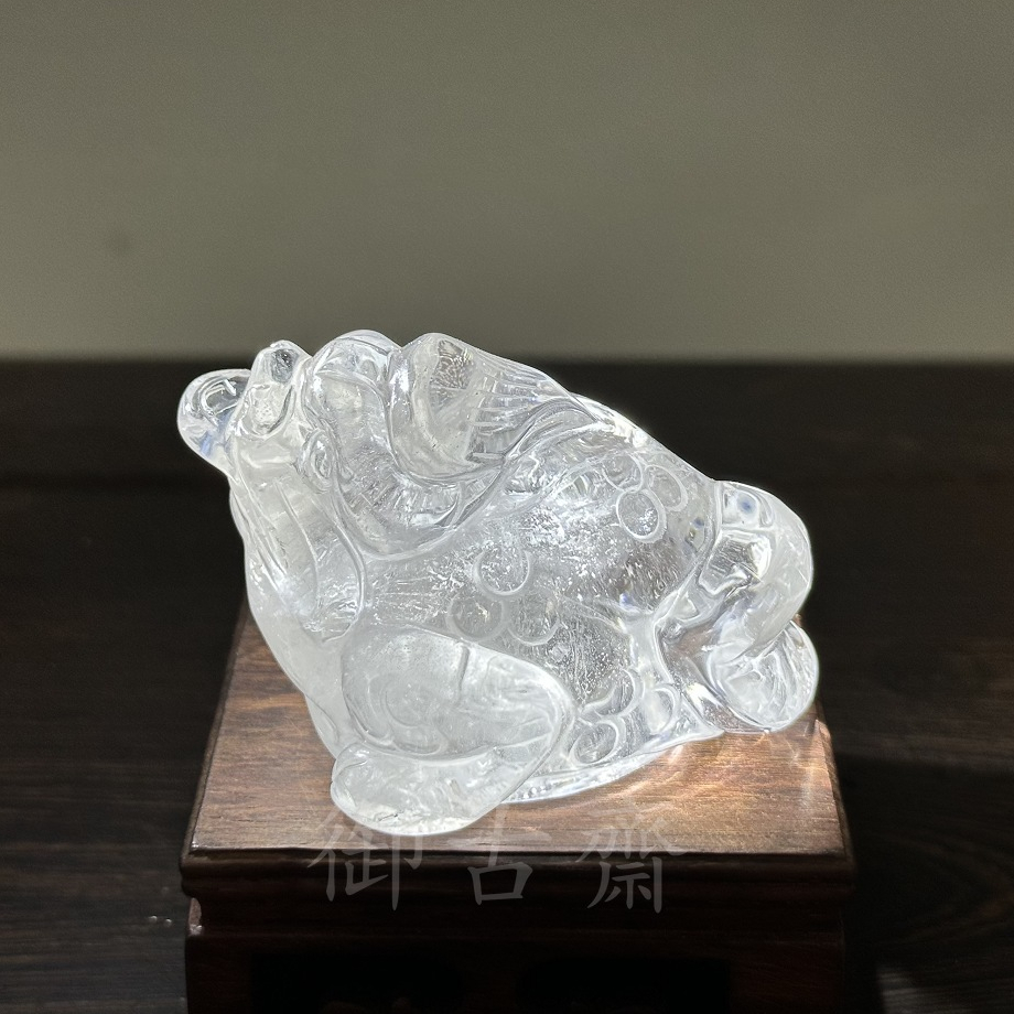 【御古齋】精選 天然 白水晶 精雕 咬錢三腳蟾蜍 清透料 精雕細琢 日日進財 財源廣進 開運神獸 風水開運擺件 1110