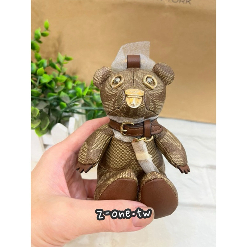 [現貨] 🇺🇸 歐洲代購🇫🇷COACH 經典滿版小熊玩偶造型皮革鑰匙圈-咖啡色