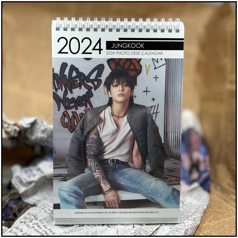 🔺現貨🔺 防彈少年團 BTS JK Jungkook 田柾國 年曆 2024 ~ 2025 照片桌曆台曆+貼紙 韓國桌曆