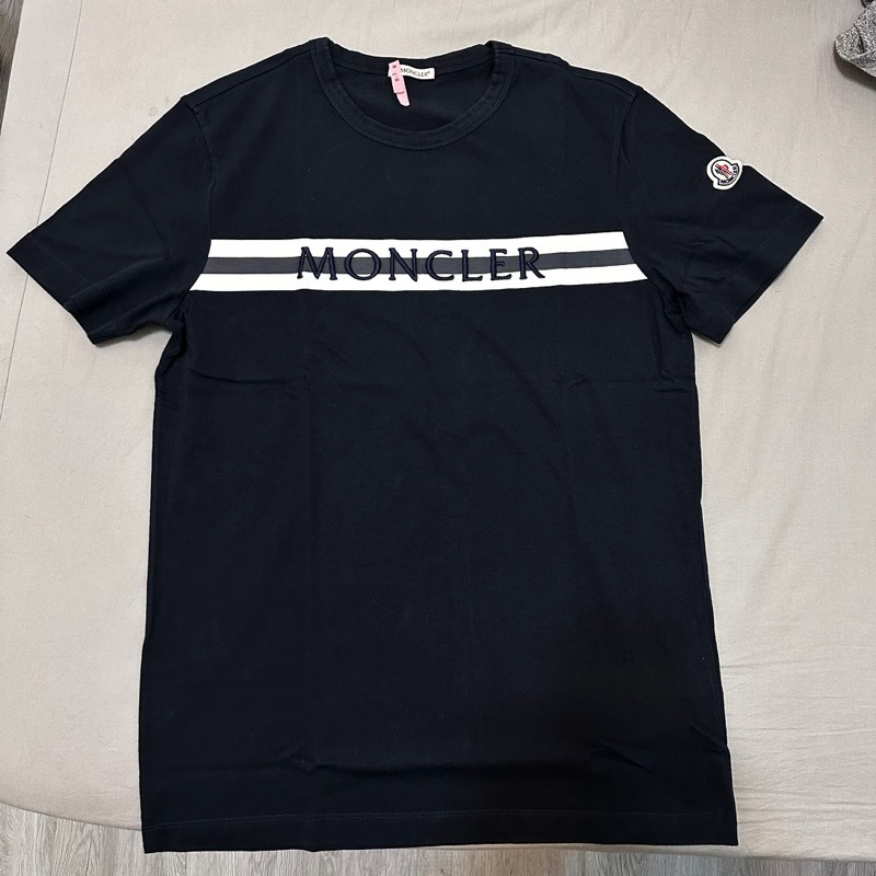 新光三越購入 MONCLER 蒙口 圓領 logo 經典男款手臂布標布章燙印 休閒短袖T恤 非刺繡立體印刷植絨藤素t.