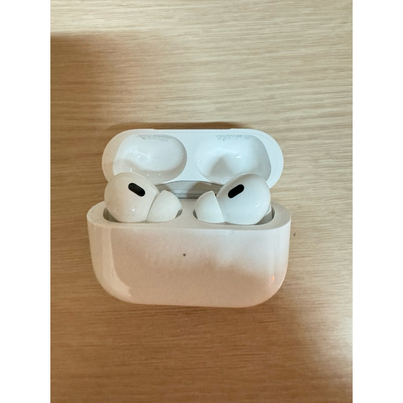 幾近全新AirPods Pro (第 2 代) 搭配 MagSafe 充電盒 (USB‑C)