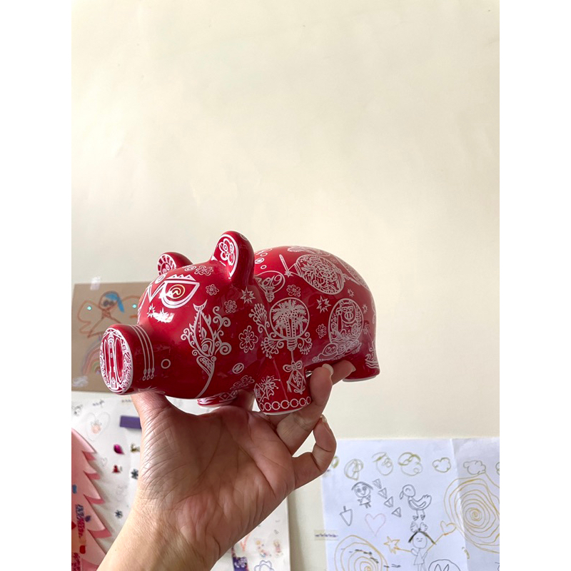 禮坊Rivon台灣創作者洪易Hung Yi 手繪限量瓷器陶瓷撲滿 十二生肖 2019 豬 紅色 藝術蒐藏品 特價現貨
