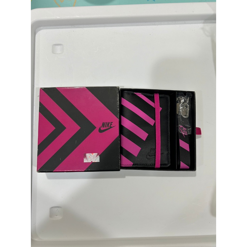 全新 NIKE 粉色/紫色 時尚吊飾/卡夾禮盒組