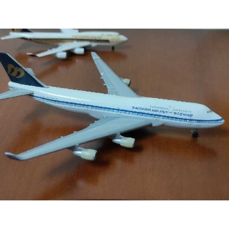 華信航空747-400飛機模型 絕版BOEING波音747-400機身編號16801 比例1：500 金屬製 二手7成新
