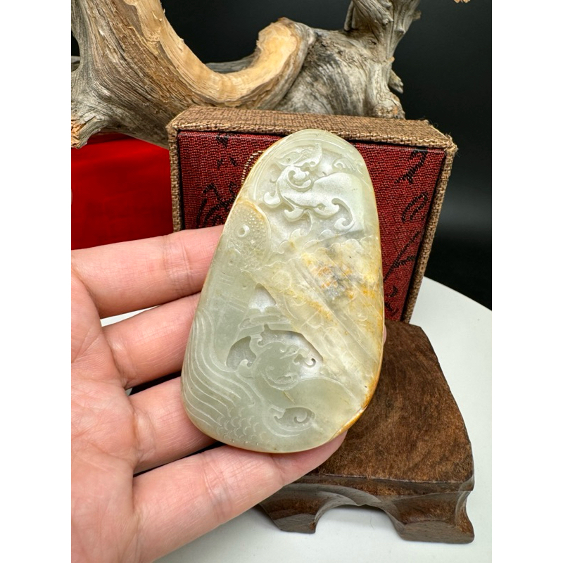 《寶瑠璃玉石水晶》保真天然和田玉籽料，手工雕刻龍鳳呈祥擺件、手把件(附檢驗證書)
