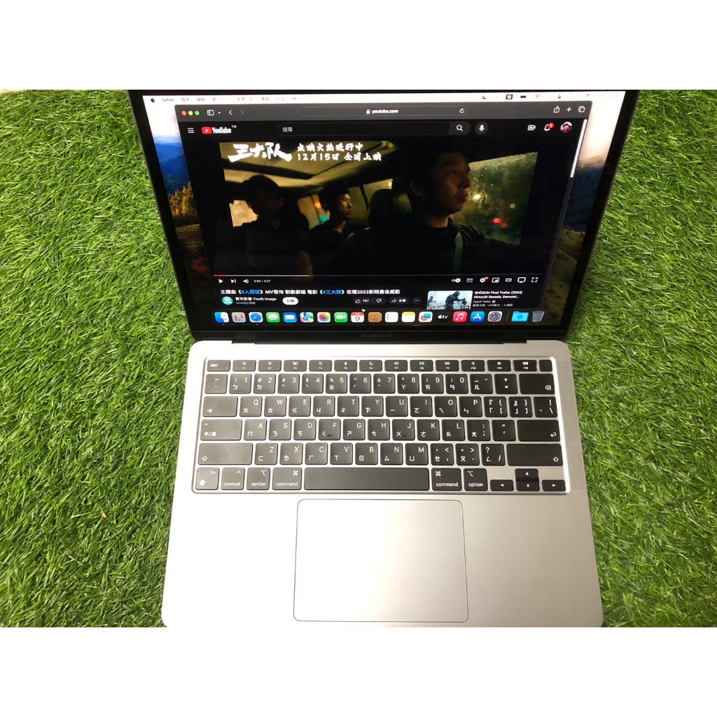 「 台中 」蘋果原廠 MacBook Air M1 8G/256G  A2337 (銀)  沒有一點受傷 電池健康99％