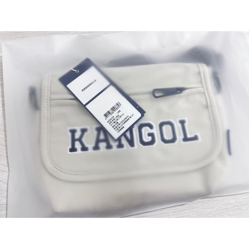 全新 KANGOL 字母小側包 郵差包 側背包 肩背包(小款)