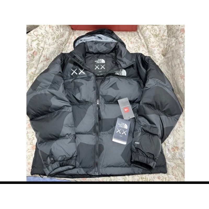 （新莊林口面交）全新 KAWS x The North Face 1996 Nuptse 700 羽絨外套 sz.亞版L