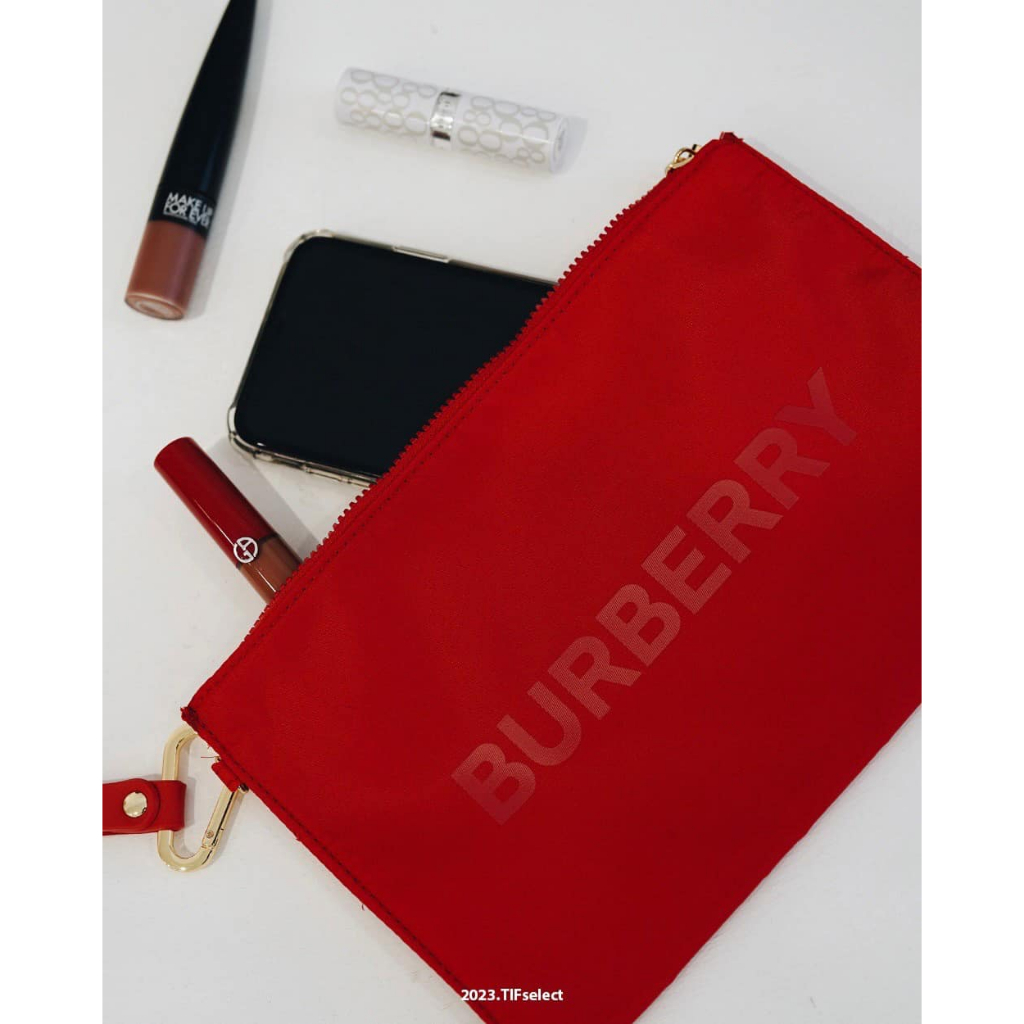 𝐓𝐈𝐍𝐆 𝐅𝐀𝐌𝐈𝐋𝐘 • BURBERRY 紅膠印限量手拿包