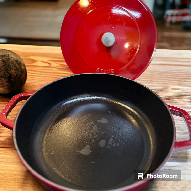 Staub 水滴型多功能燉鍋 鑄鐵鍋 勾紋鍋 迴力釘點 28cm 3.7L 櫻桃紅(二手)