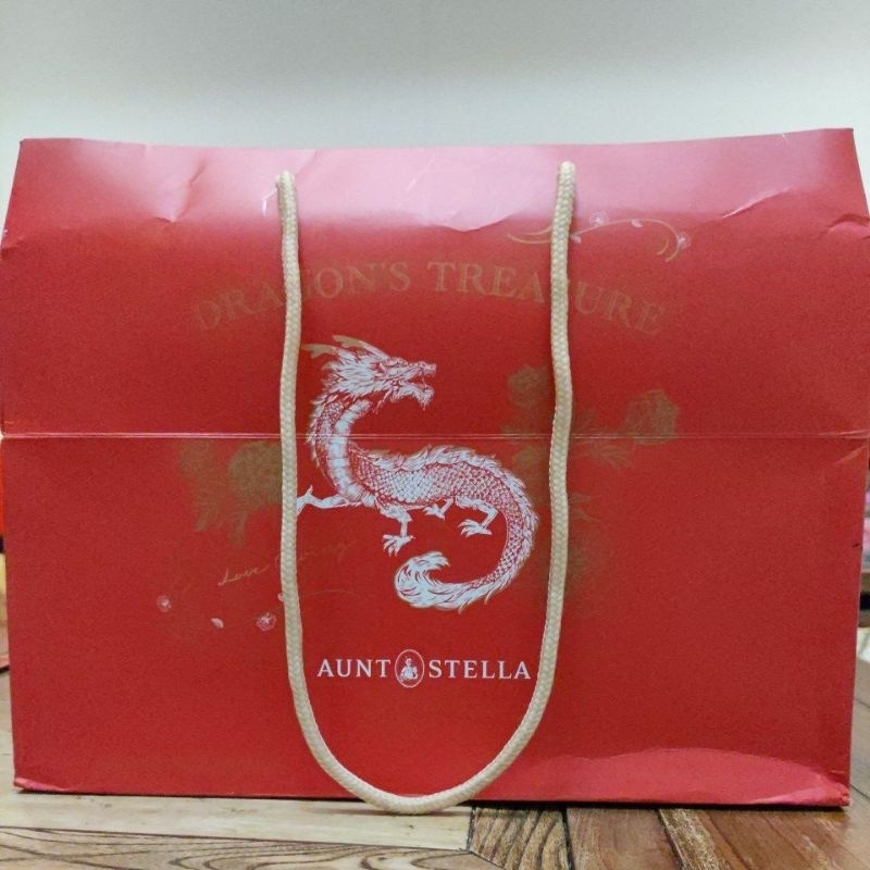 詩特莉Aunt Stella木製化妝台手工餅乾禮盒，漂亮的雙層木盒可以放化妝品或首飾