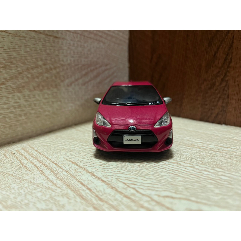 Toyota Prius c 1/30 桃紅 日規展示模型車 irent 付展示盒