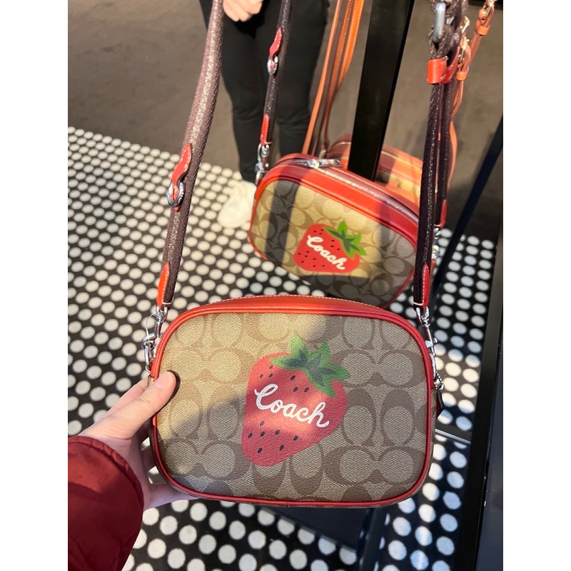 🔥卡拉國內外代購🔥現貨在台🇹🇼 Coach 迷你相機包 草莓限定款 滿版大草莓