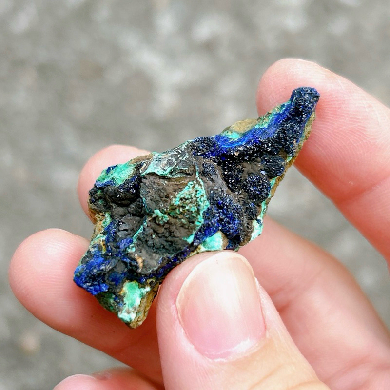 ▪️️𝐴𝑧𝑢𝑟𝑖𝑡𝑒藍銅礦❶▪️共生硅孔雀石 藍銅礦原礦 晶體超閃 喉輪 眉心輪 加強表達 增加事業運 加強表達