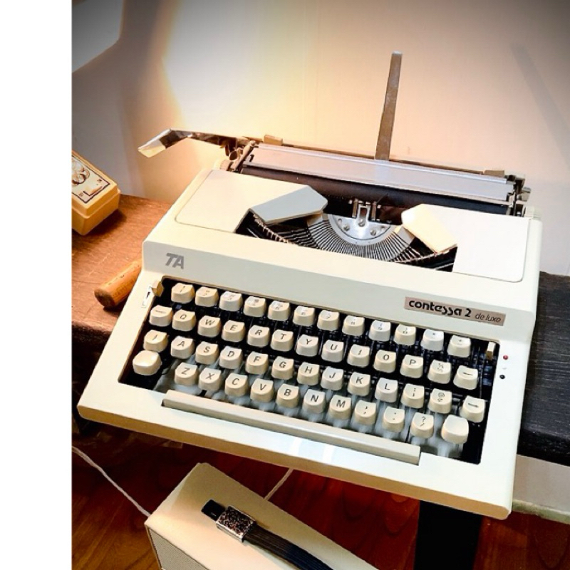 早期TA Contassa 2deluxe純白打字機TRIUMPH-ADLER作品 功能正常 精緻設計 附色帶 藝文陳列