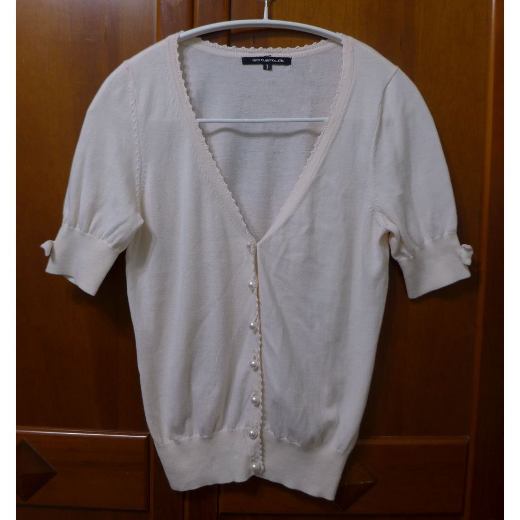 Nice Claup粉膚色V領珍珠釦短袖針織外套上衣1號(約S號)