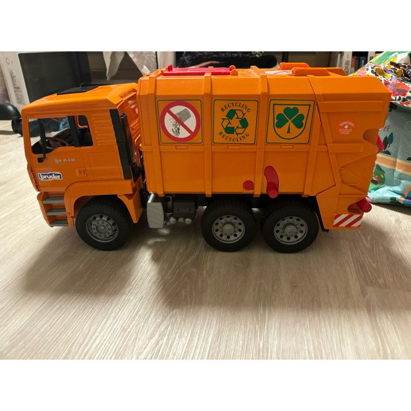 BRUDER 1:16 橘垃圾車(德國BRUDER 仿真大型車)含運特價990元含運