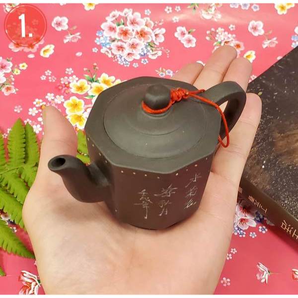 早期小品黑紫砂壺,多孔出水,壺身有刻字,底部有印章,一個人也可泡茶,淋熱水前後呈現,出水呈現適合泡高山茶,容量100cc