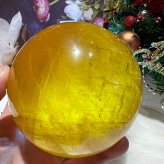 直徑10公分❤️天然黃冰晶球22號 1350公克❤️（B)貴金黃✨招偏財運之石❤️自擺送禮收藏 不是黃水晶球❌是黃冰晶球