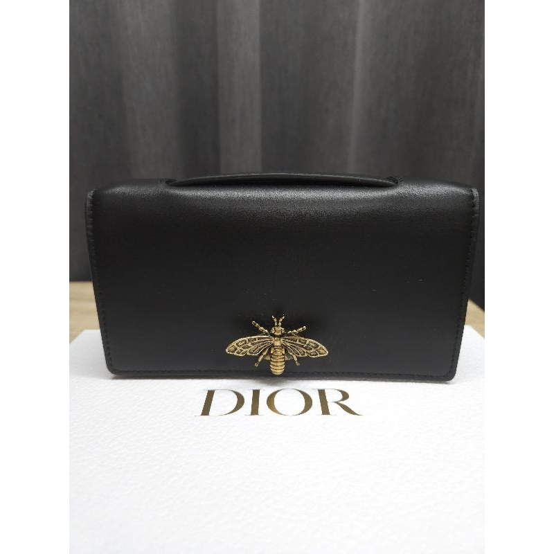 出售:全新 正品 Dior 蜜蜂扣頭黑色牛皮  M3526CVZR -900U手拿包。 晚宴包