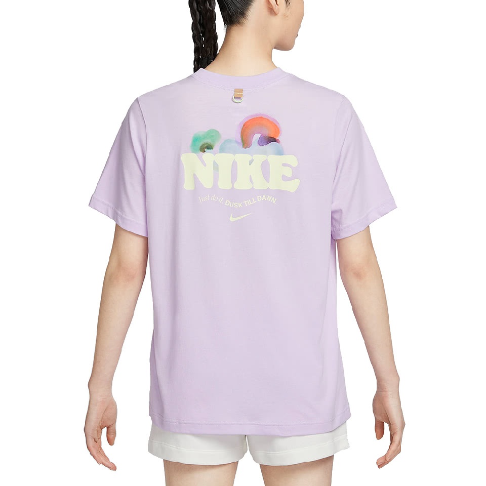 【NIKE】 上衣 女 短袖 運動 休閒 印花 圓領 紫 HF6180517