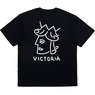 VICTORIA HK 224-103 QUEENHEAD 3M LOGO TEE 短T (黑色) 化學原宿