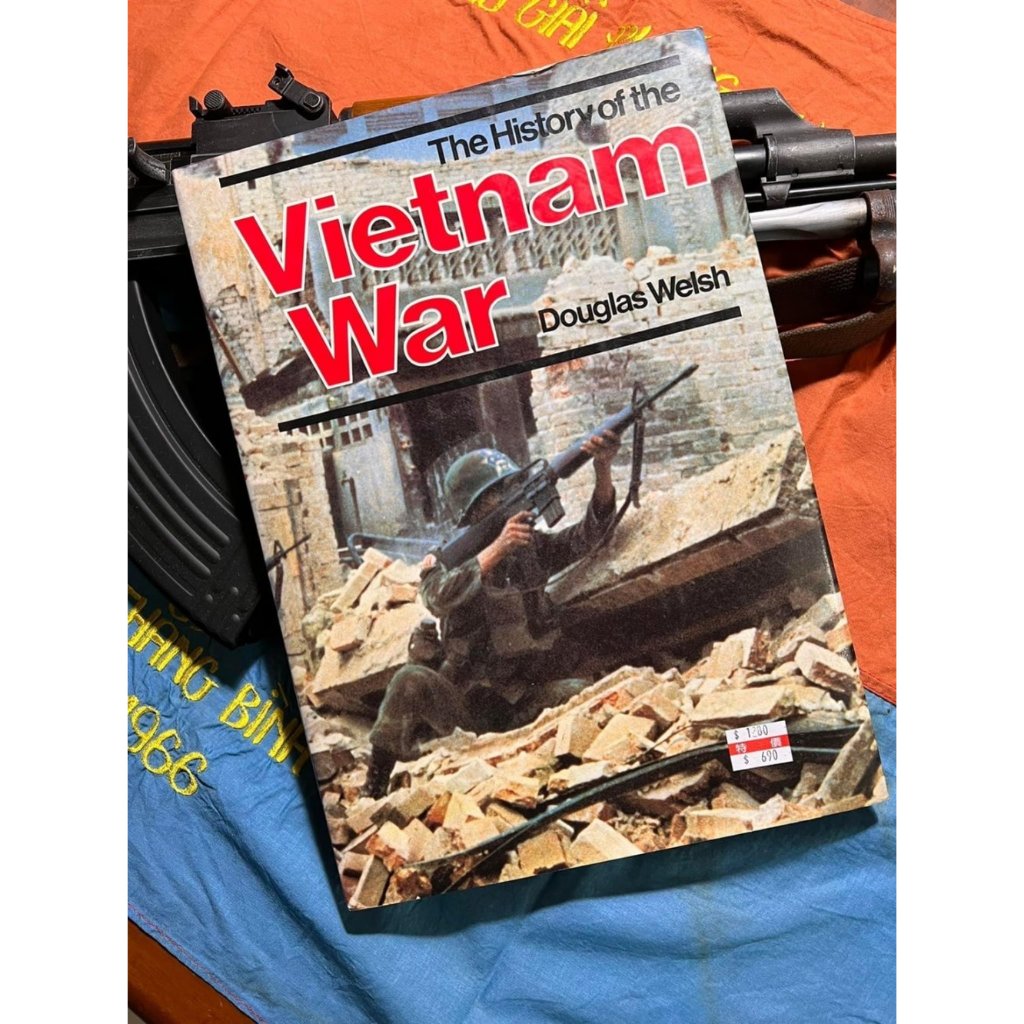 (現貨)越戰二手戰爭雜誌.另有捍衛戰士臂章空軍飛行夾克布章海軍胸章各軍種軍品.裝備.BDU  迷彩戰鬥服徽章.勳章