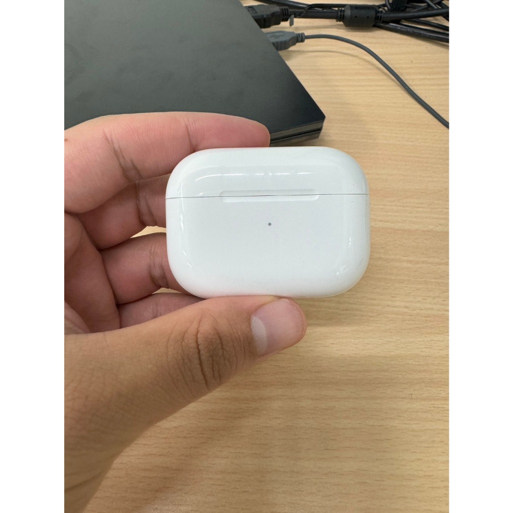 Airpods Pro (初代，Ligntning接口，有無線充電的充電盒)