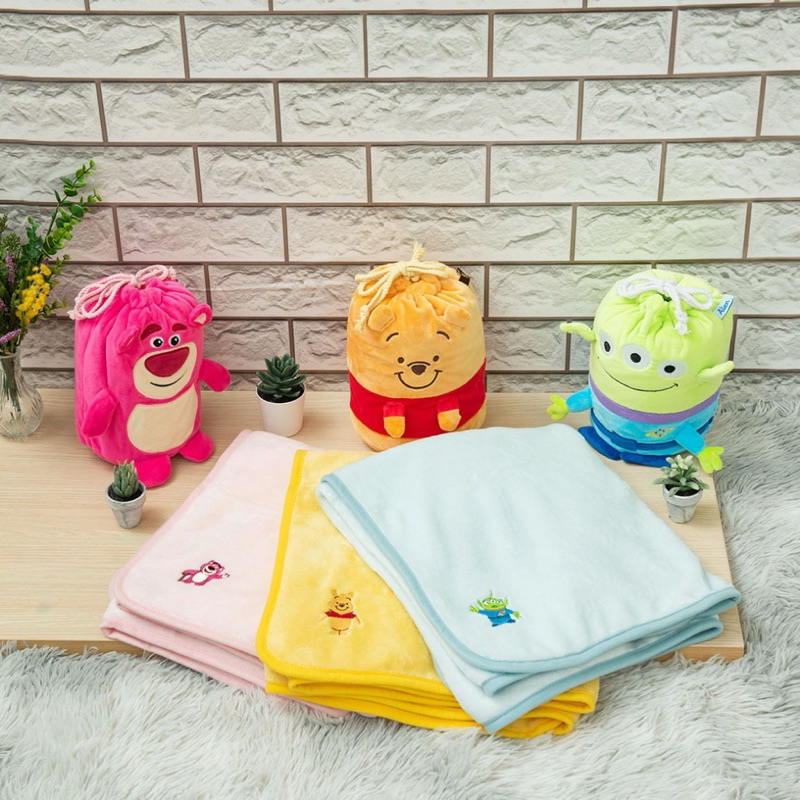 日本 迪士尼 熊抱哥 草莓熊 三眼怪 維尼 小熊維尼 收納式 可收納 束口袋 收納袋 毛毯 毯子 保暖毯 冷氣毯 被子