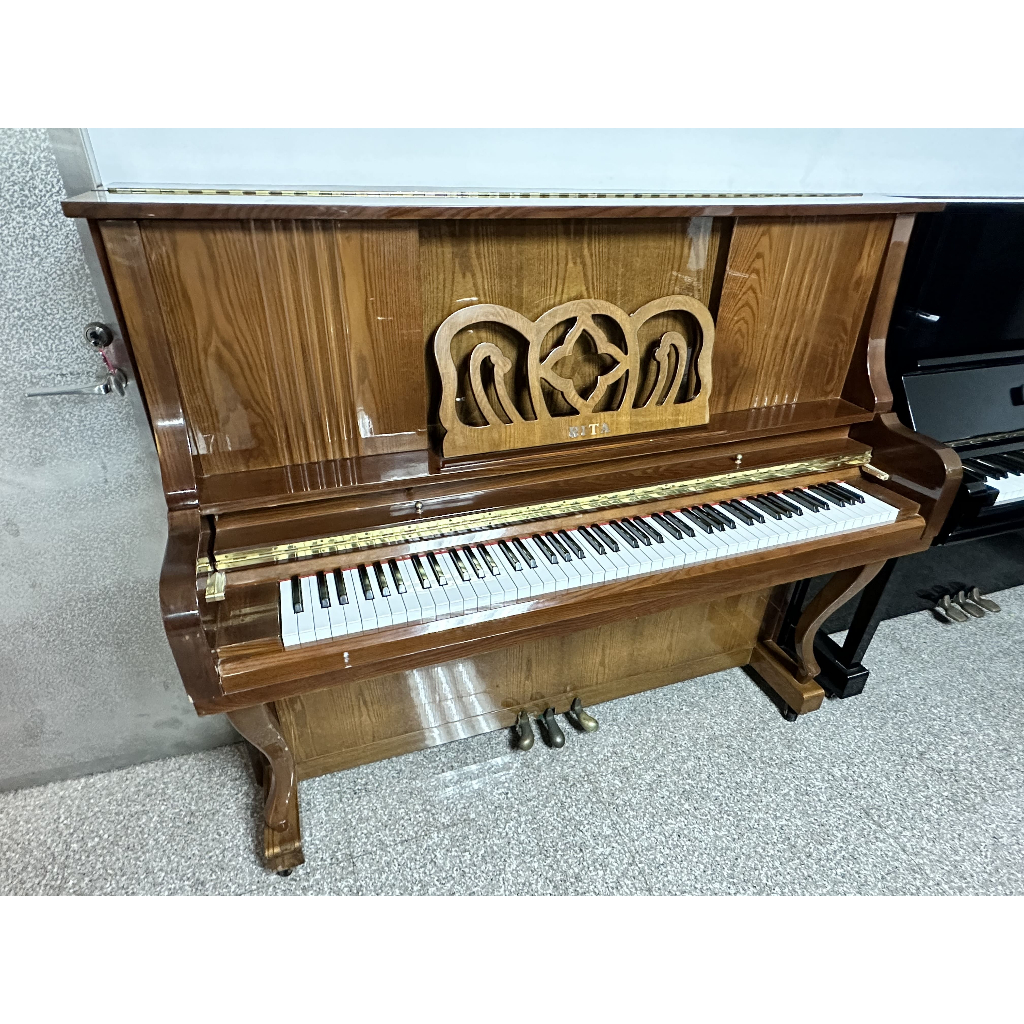 【中古鋼琴】RITA R-135 二手鋼琴《鴻韻樂器》直立式鋼琴 歐式古典 原木色 造型譜架