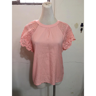 網路品牌東京著衣YOCO~粉紅色鏤空雕花上衣