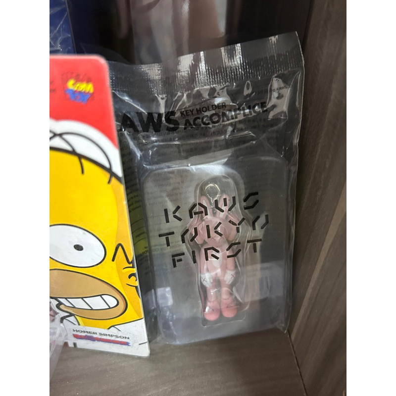 KAWS TOKYO FIRST 會場限定粉色吊飾 鑰匙圈
