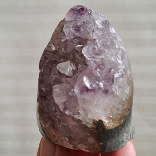烏拉圭紫水晶、紫晶鎭、拇指晶鎭，蛋形，玻璃體晶體，黃綠色瑪瑙邊，晶體超閃亮，可掛手珠手排消磁