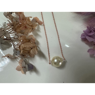 採用大東山貝寶珠，專人手工製作單顆白色貝寶珠玫瑰金活扣式項鍊