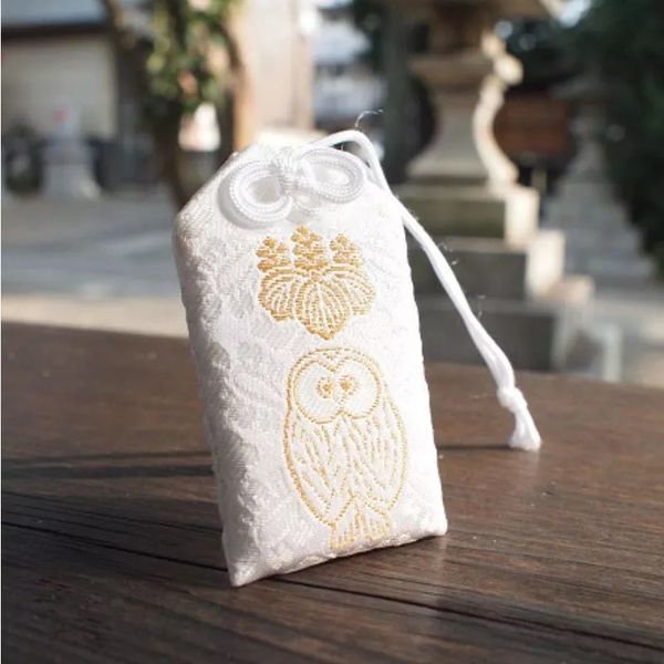 日本貓頭鷹神社刺繡御守(白)～最特別的禮物都在奧爾思～