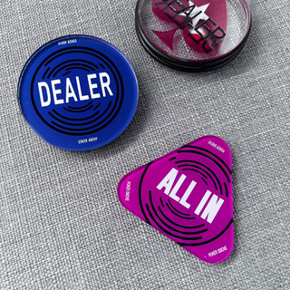 【""! 漫畫風特殊款】德州撲克莊碼 All in 水晶Dealer 壓克力莊碼 壓牌器 button 按鈕 鈕扣