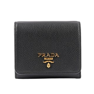 PRADA 浮雕Logo 荔枝皮革暗釦三折短夾(黑色) 1MH176 2E3A F0002