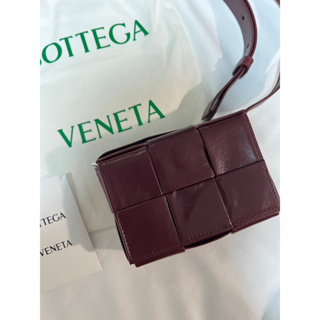 Bottega Veneta Candy Cassette 六格酒紅小牛皮斜背包(Barolo)