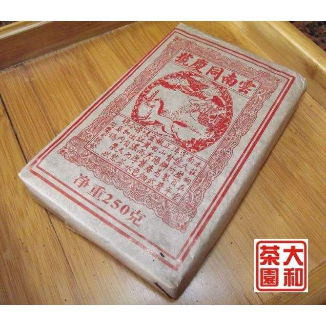 2001年-龍馬百年、同慶號250克，熟茶磚(紅印。乾倉存放(牛皮紙包裝)，口感甜稠接近紅茶的蜜香甘甜。A312-9