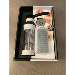 ~❤美國寶寶的衣櫥❤~（現貨臺灣24H出貨最新款）OXO餅乾擠壓器餅乾槍 擠花器 曲奇餅乾製作 附塑膠盒與12個模具
