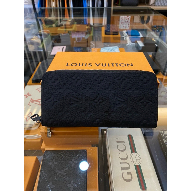 鹿晉歐美精品🦌 Louis Vuitton LV M69047 經典黑滿版壓花全開長夾