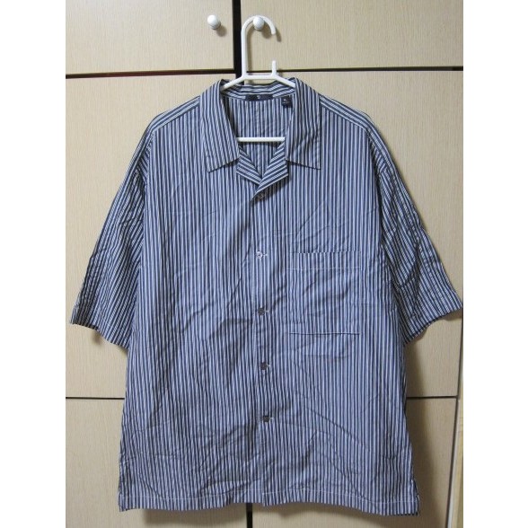 UNIQLO +J  短袖 寬版 開領襯衫 (XL~深鐵灰直條~)