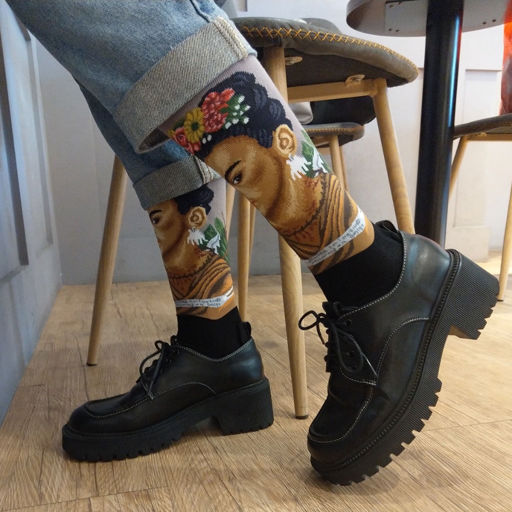 【台灣製造】芙烈達 卡蘿 給醫生的自畫像 女畫家 自畫像 墨西哥畫家 襪 襪子 男襪 女襪 長襪 中筒襪 小腿襪 藝術襪