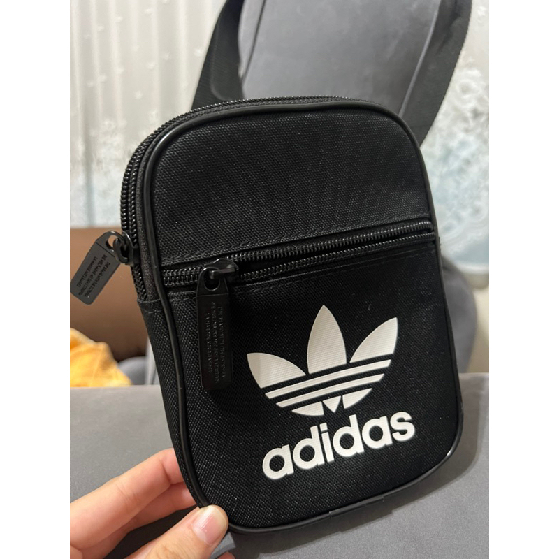Adidas黑色斜背小包