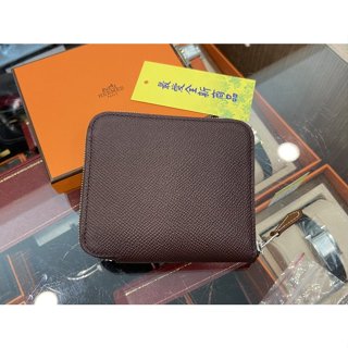 ✈巴黎全新代購✈HERMES 愛馬仕 SILK IN 咖啡紅色皮革內杯子蛋糕圖絲巾拉鍊 短夾 皮夾 零錢包 epsom