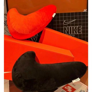 現貨 帝安諾 實體店面 NIKE SWOOSH 國外限定 logo 抱枕 橘色 黑色 勾勾 大勾 抱枕 靠墊 枕頭