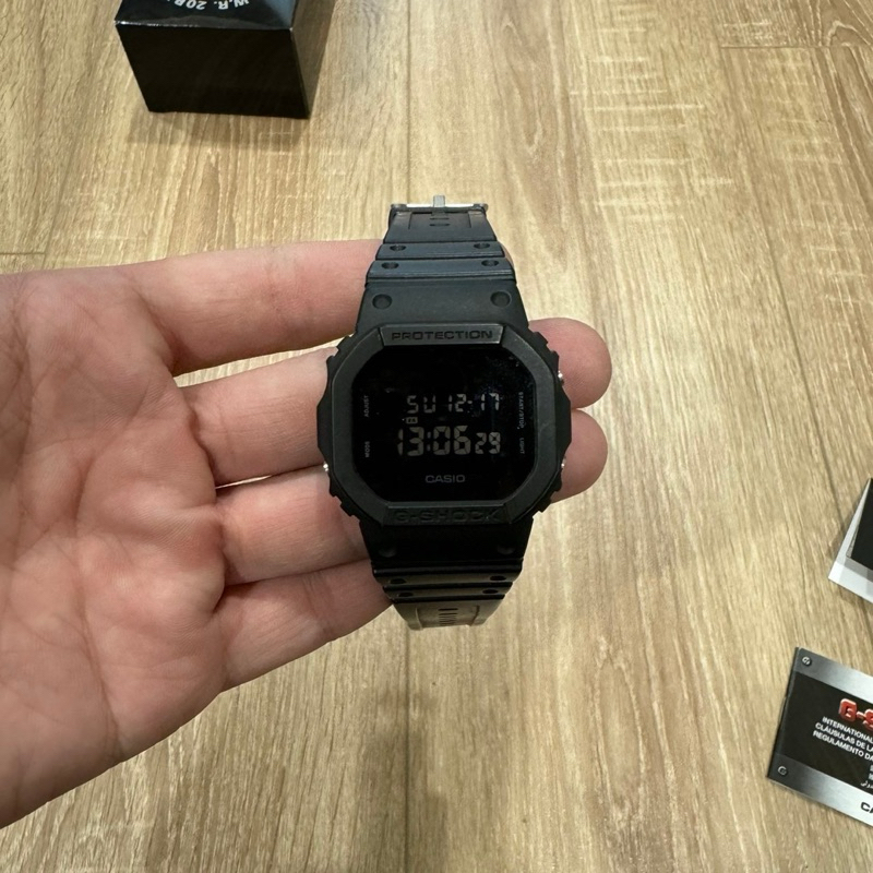 Casio 卡西歐 G-SHOCK 黑色夜光錶款DW-5600BB