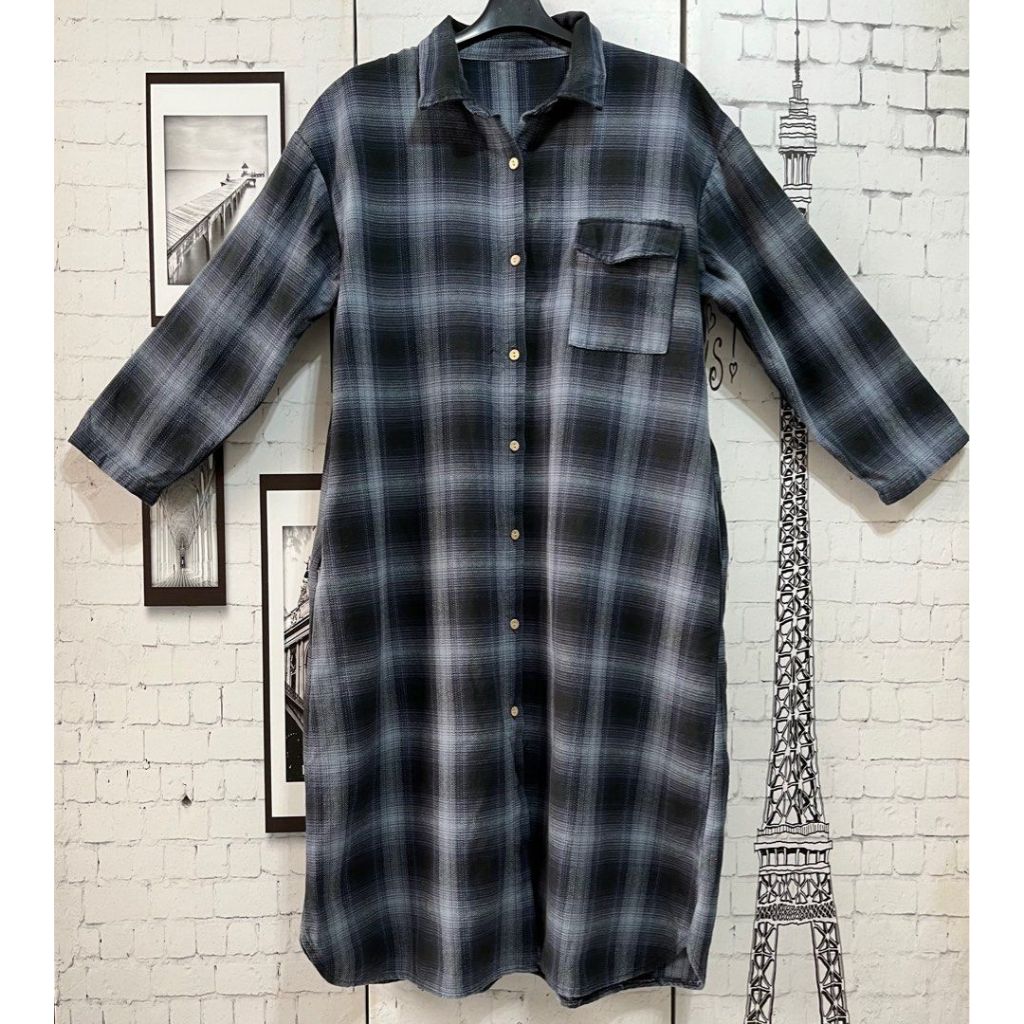 灰藍、黑、灰色格紋厚棉材質左上側有蓋口袋設計襯衫式超長版上衣/外套