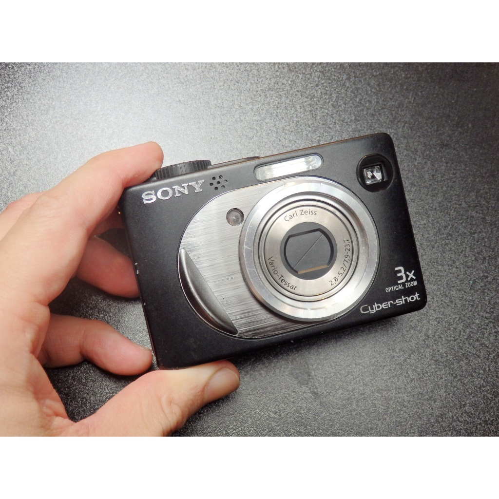 &lt;&lt;老數位相機&gt;&gt;SONY CYBER-SHOT DSC-W1 (超CP值銘機 / 蔡斯鏡頭 / AA電池 / 黑)