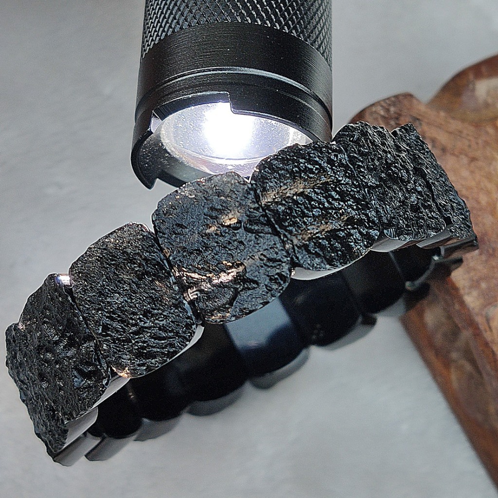 ❆寶客鋪🌸晶4266~天然黑隕石手排 42.6g*透光質地*超強的磁瑒✿墨西哥黑隕石🌸